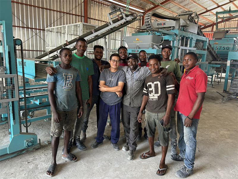 Hormigoizko blokeak moldatzeko makina Nigerian salgai: UNIK Makineria nabarmentzen da