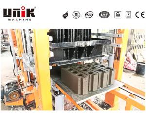 Harlanduzko blokeak egiteko makinak